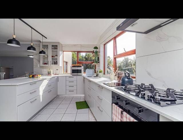 5 BEDROOM HOUSE FOR SALE IN HERSHAM